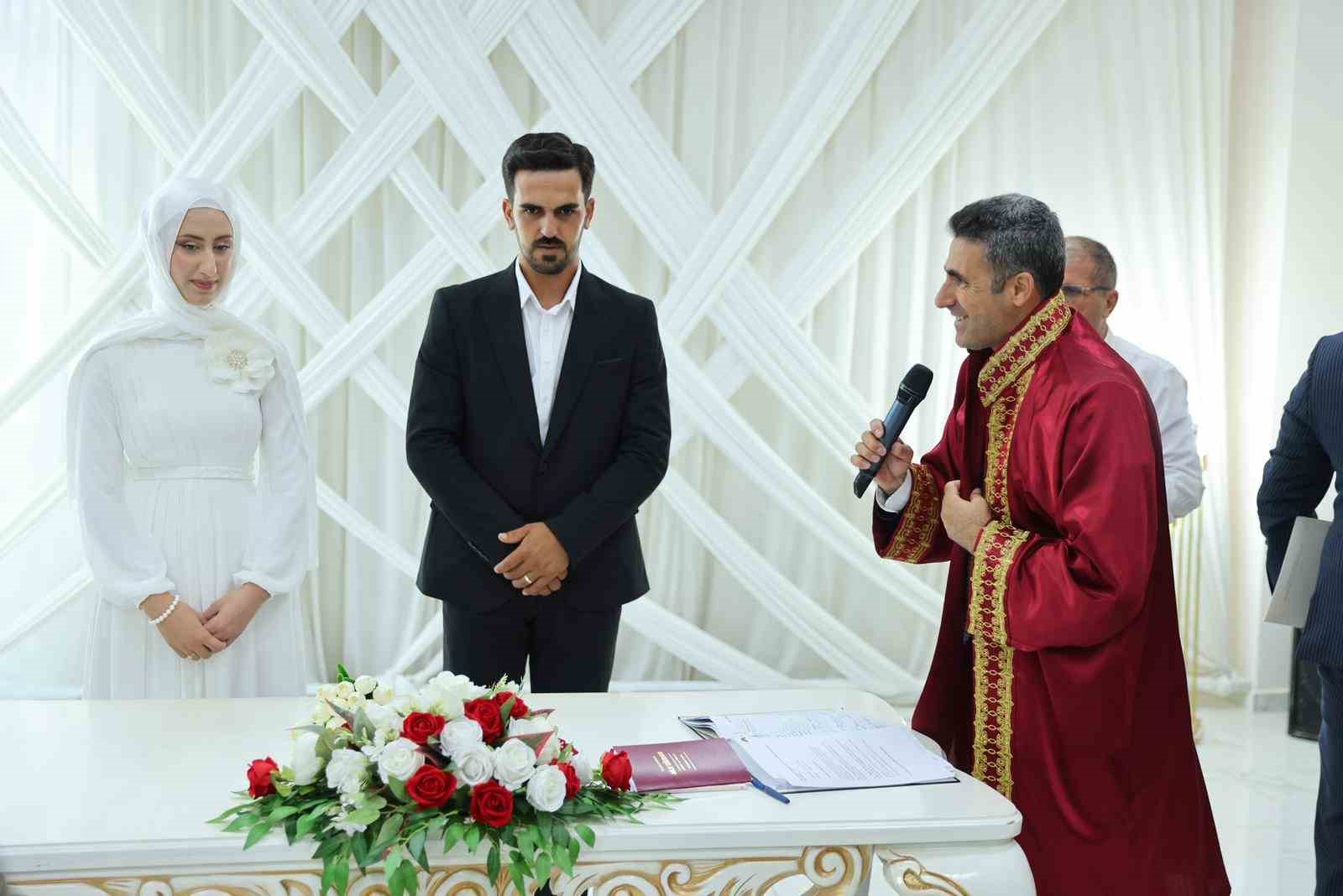 Bakan G&ouml;ktaş, gen&ccedil; &ccedil;iftin nikah şahidi oldu
