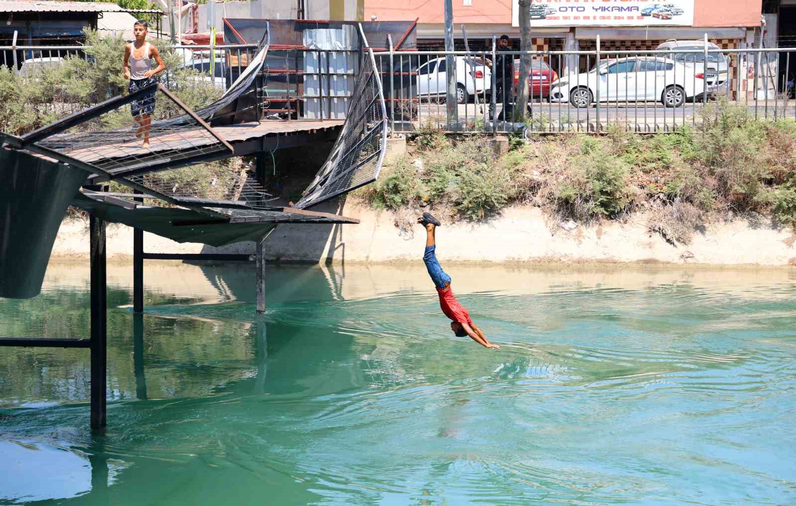 Adana’da termometreler 51 dereceyi gösterdi: Parklar boş kaldı, sulama kanalları doldu