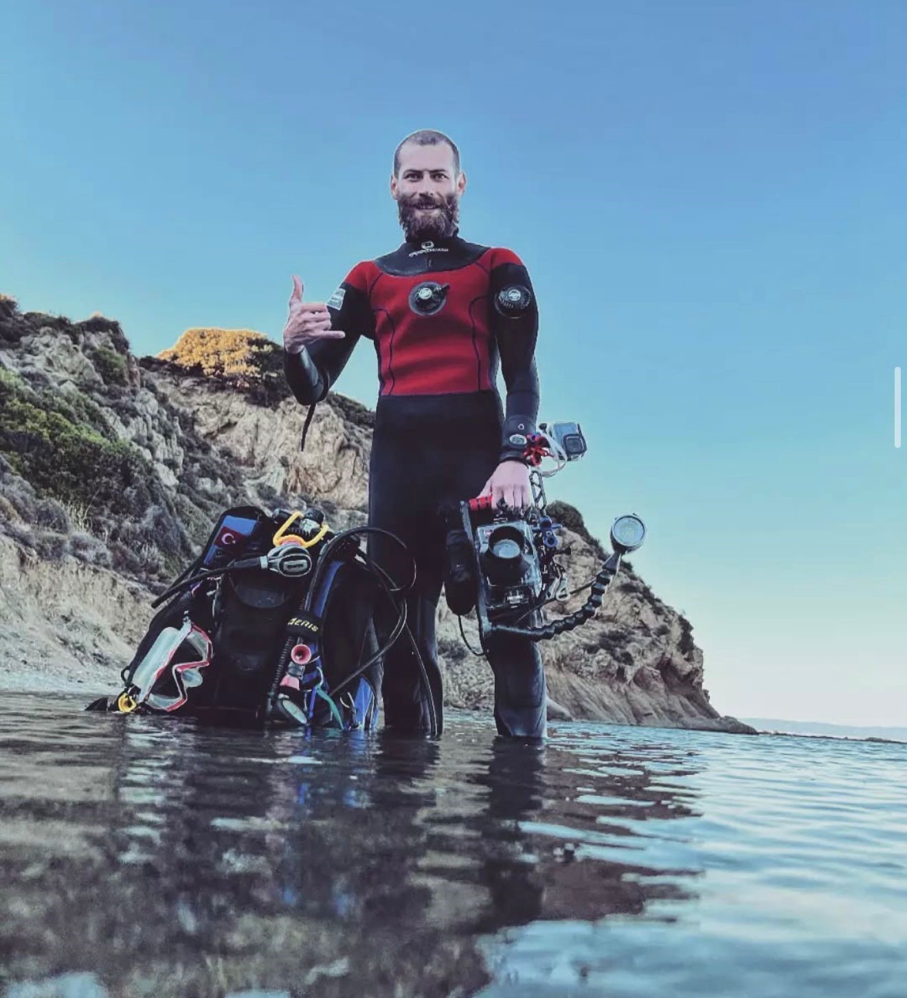 21 g&uuml;n &ouml;nce evlenen ve vurgun yiyerek hayatını kaybeden dalgı&ccedil; son yolculuğuna uğurlandı
