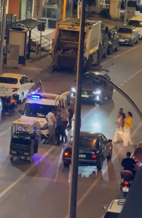 Yalova&rsquo;da bı&ccedil;akla yoldan ge&ccedil;en ara&ccedil;lara saldıran zanlı yakalandı
