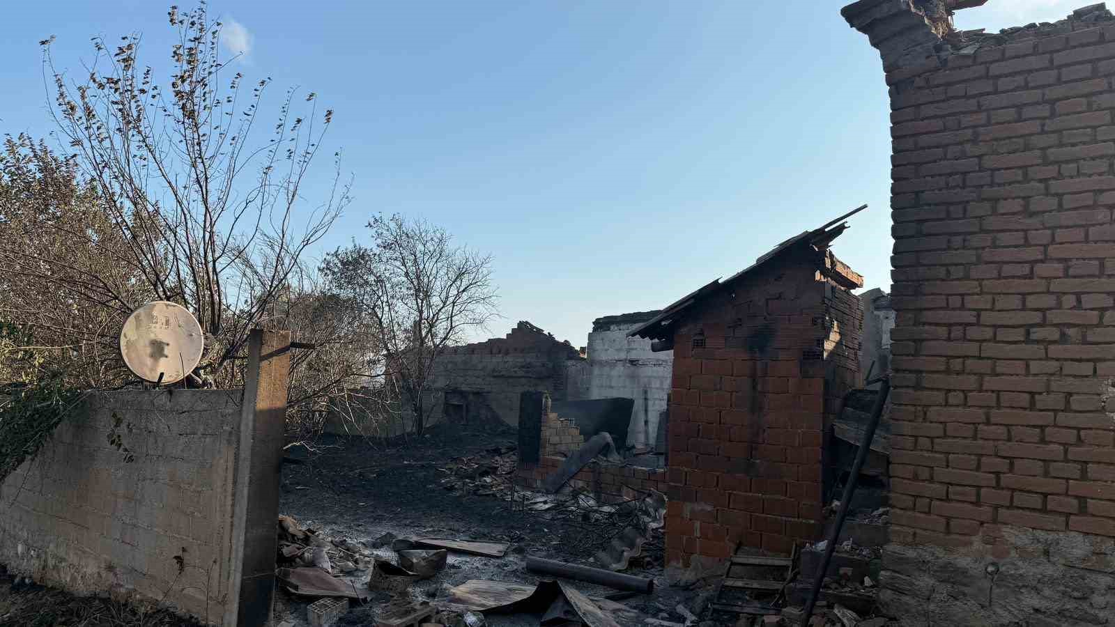 Bakan Kurum a&ccedil;ıkladı; Sa&ccedil;aklar k&ouml;y&uuml;nde 26&rsquo;sı konut 43 yapı hasar g&ouml;rd&uuml;
