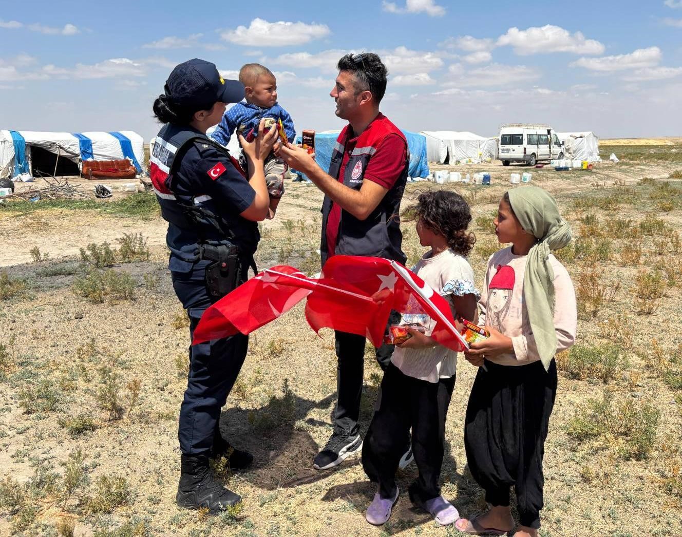 Kırşehir&rsquo;de jandarma, tarım iş&ccedil;ilerinin &ccedil;ocuklarıyla buluştu
