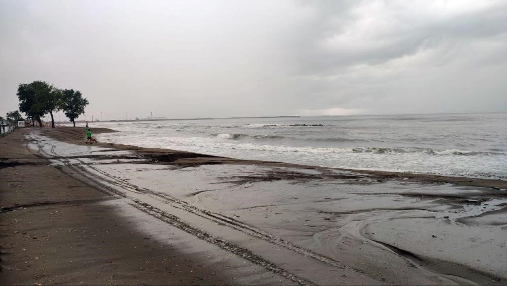 Akçakoca’da belirlenen yerler hariç denize girmek yasak