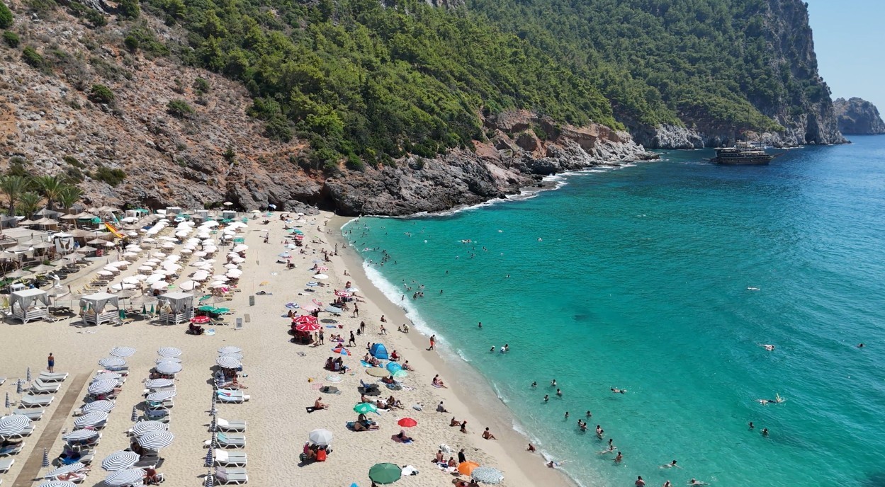 Alanya’da sıcak hava sebebiyle yerli ve yabancı turistler plajları doldurdu
