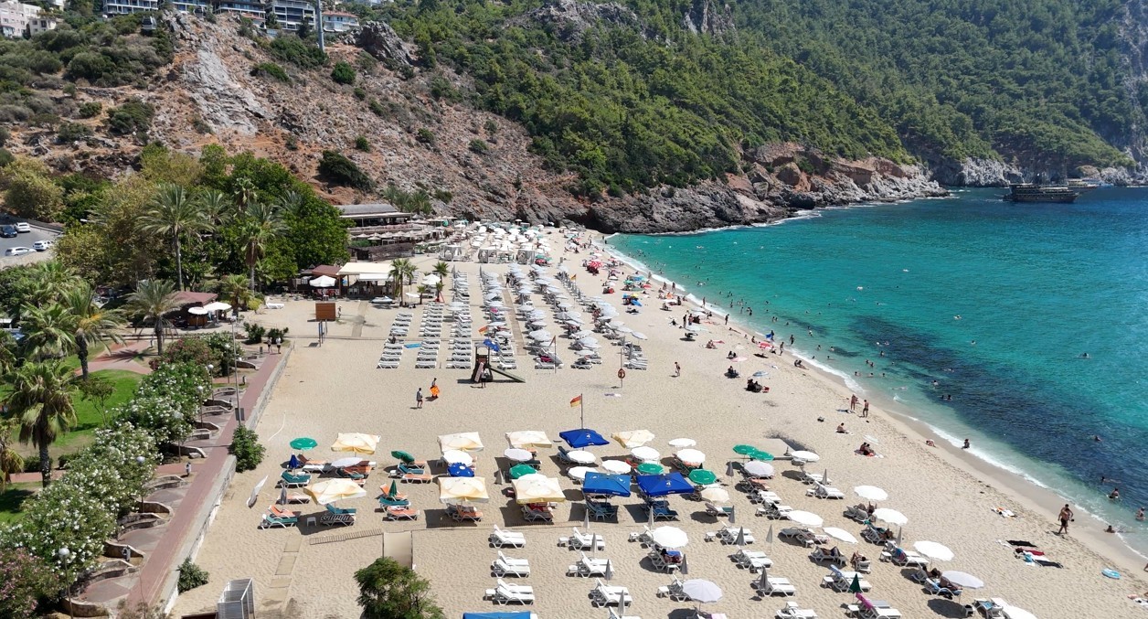 Alanya’da sıcak hava sebebiyle yerli ve yabancı turistler plajları doldurdu
