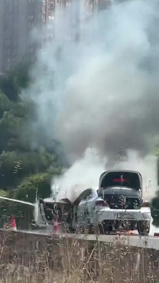 Ataşehir’de otomobil alev alev yandı