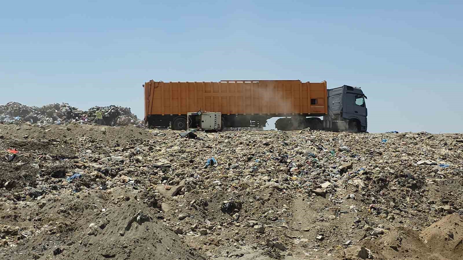 İzmir&rsquo;de mera alanında vahşi depolamada geri adım
