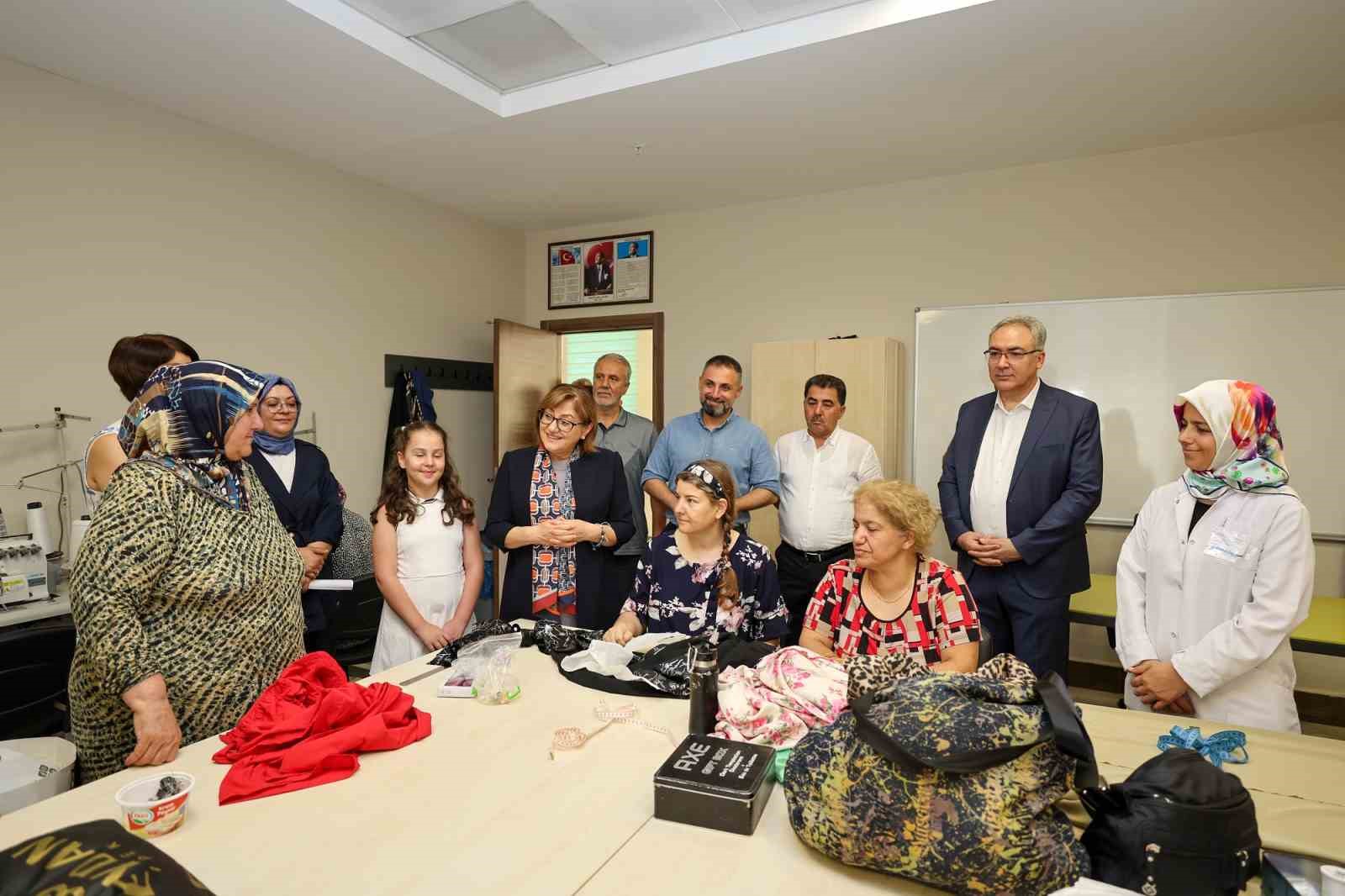 Şahin, GASMEK&rsquo;te eğitim alan &ouml;ğrencilerin yeteneklerini ilgiyle izledi
