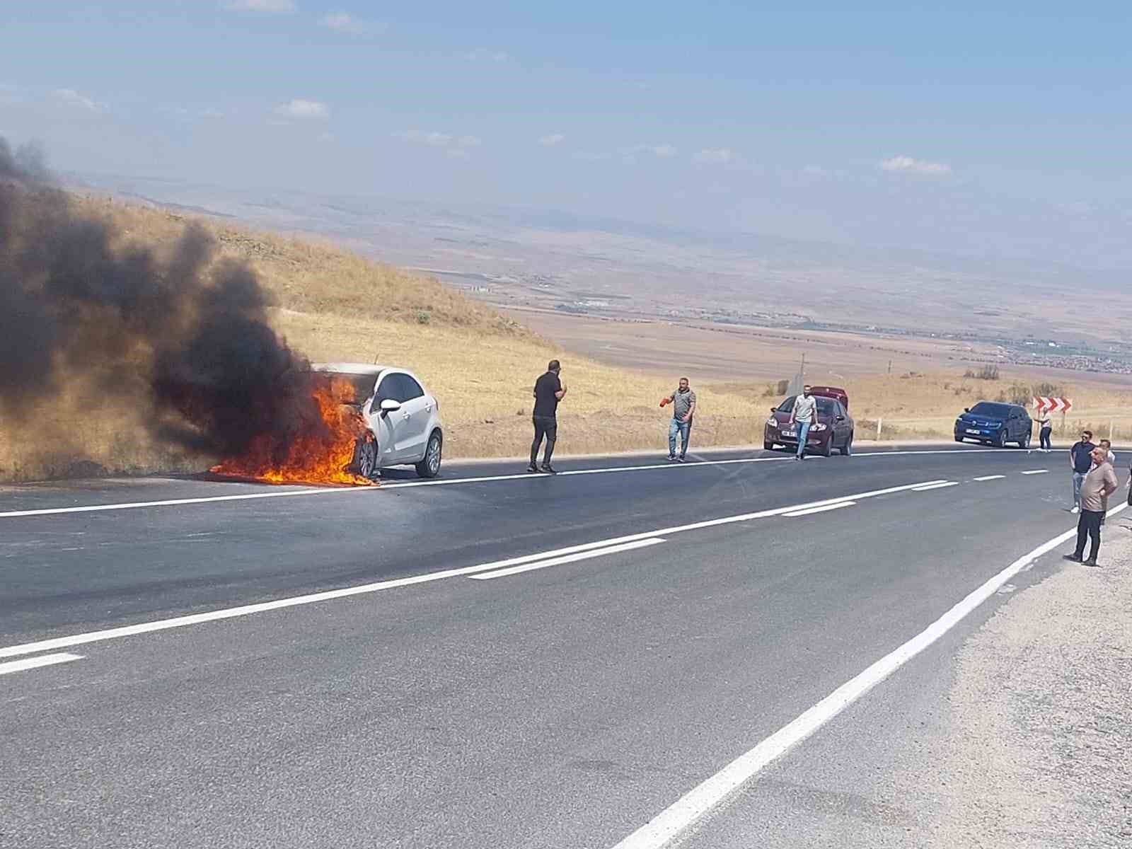 Araç alev alev yandı