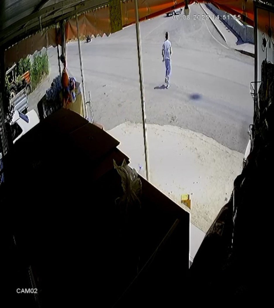 El frenini &ccedil;ekmeyi unutup arkasından koştuğu otomobil park duvarına &ccedil;arparak durabildi
