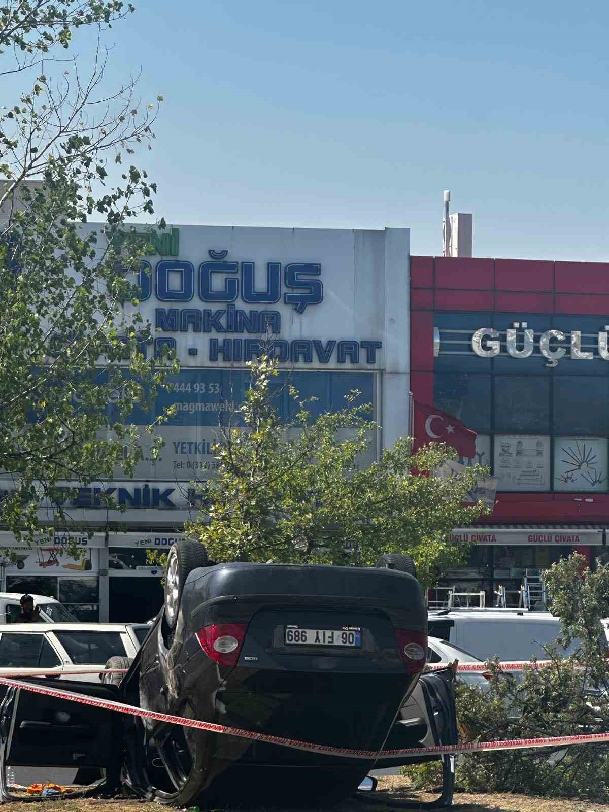 Ankara&rsquo;da kontrolden &ccedil;ıkan otomobil ref&uuml;je devrildi
