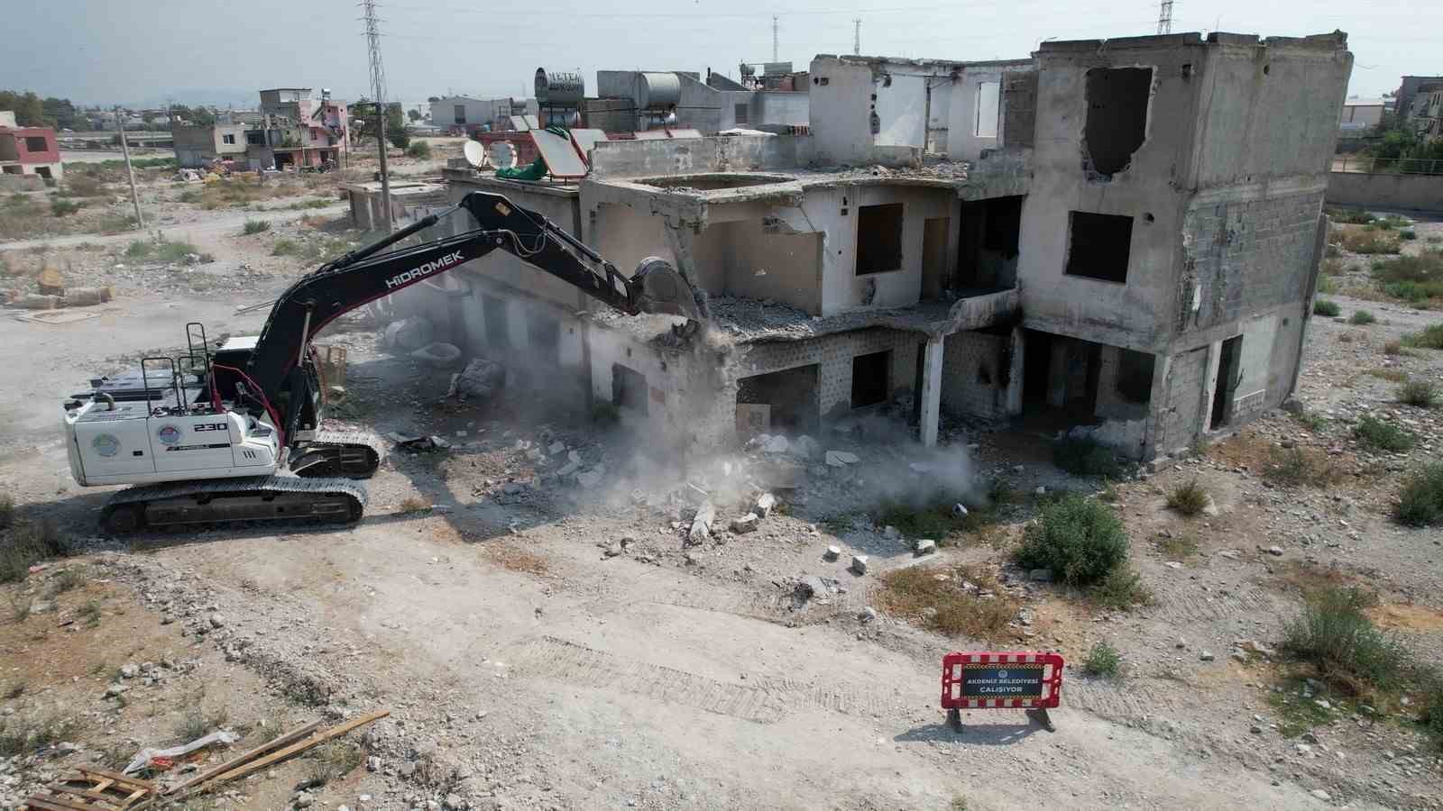 Mersin’de terk edilmiş 3 katlı bina yıkıldı