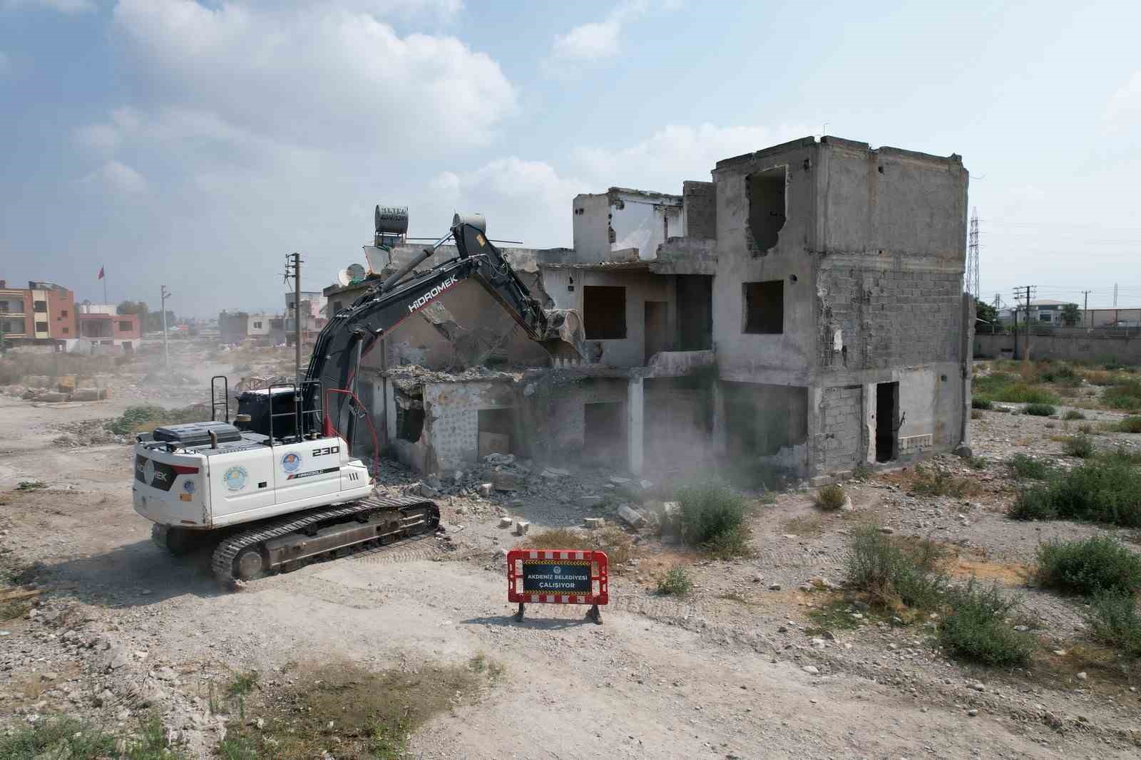 Mersin&rsquo;de terk edilmiş 3 katlı bina yıkıldı
