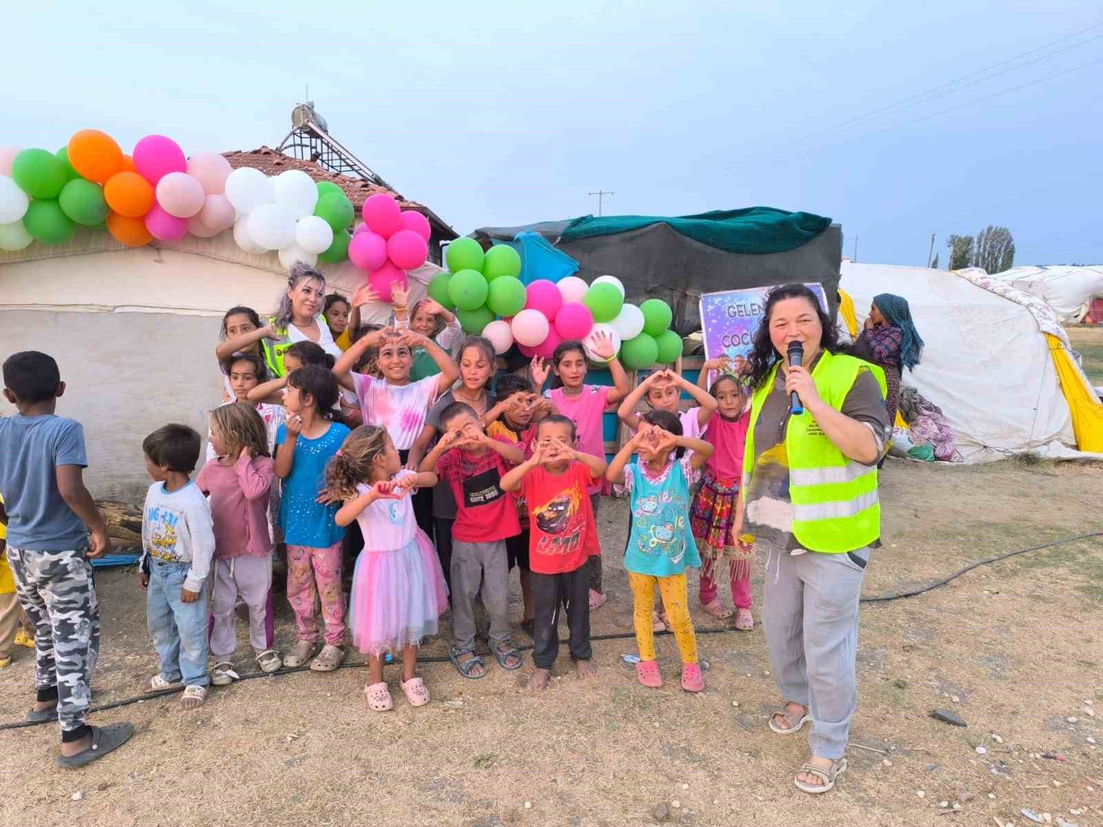 Hayırseverler çadır kentte kalan çocukları sevindirdi
