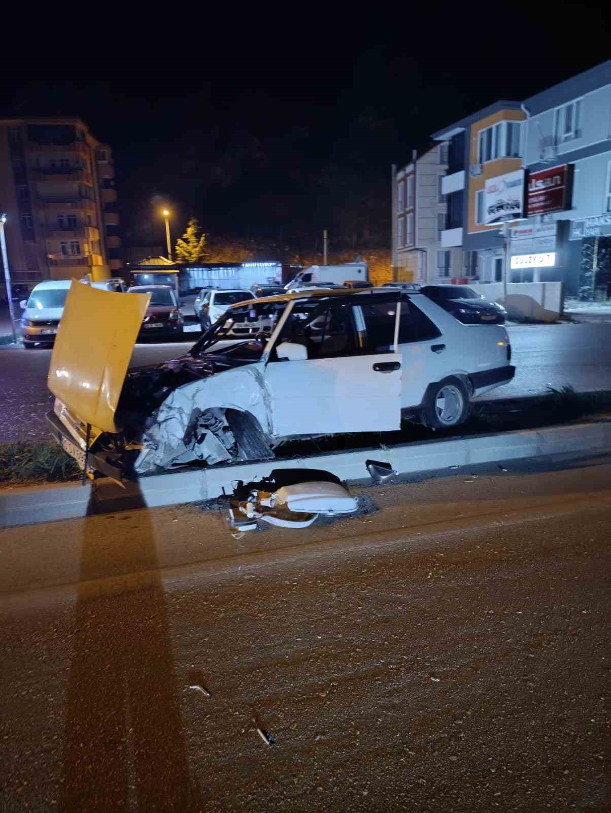 Eğirdir’de alkollü sürücü direğe çarptı: 1 yaralı