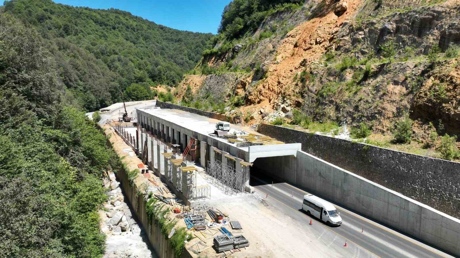 Zonguldak-Ankara yolundaki heyelan koruma &ccedil;alışmaları s&uuml;r&uuml;yor
