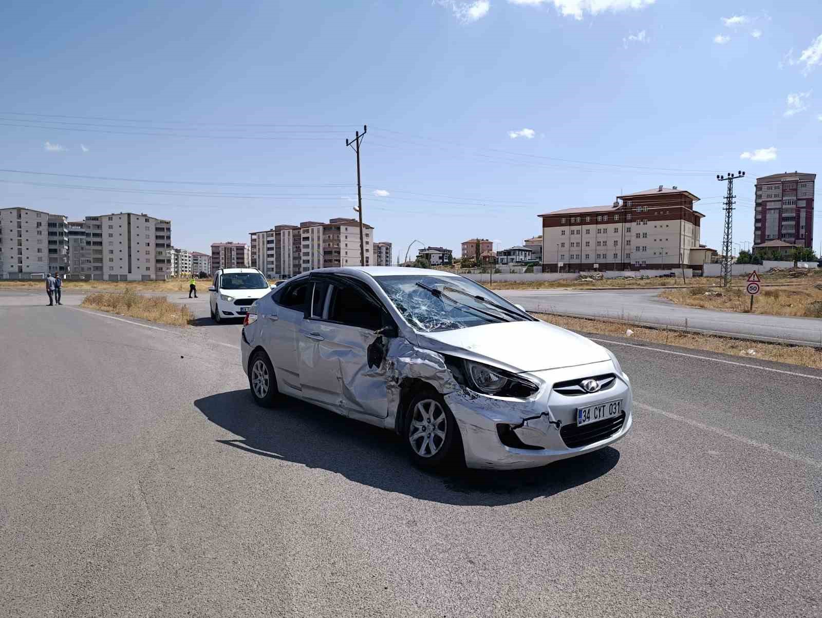 Sivas&rsquo;ta kamyonet ile otomobil &ccedil;arpıştı: 3&rsquo;&uuml; &ccedil;ocuk 6 yaralı
