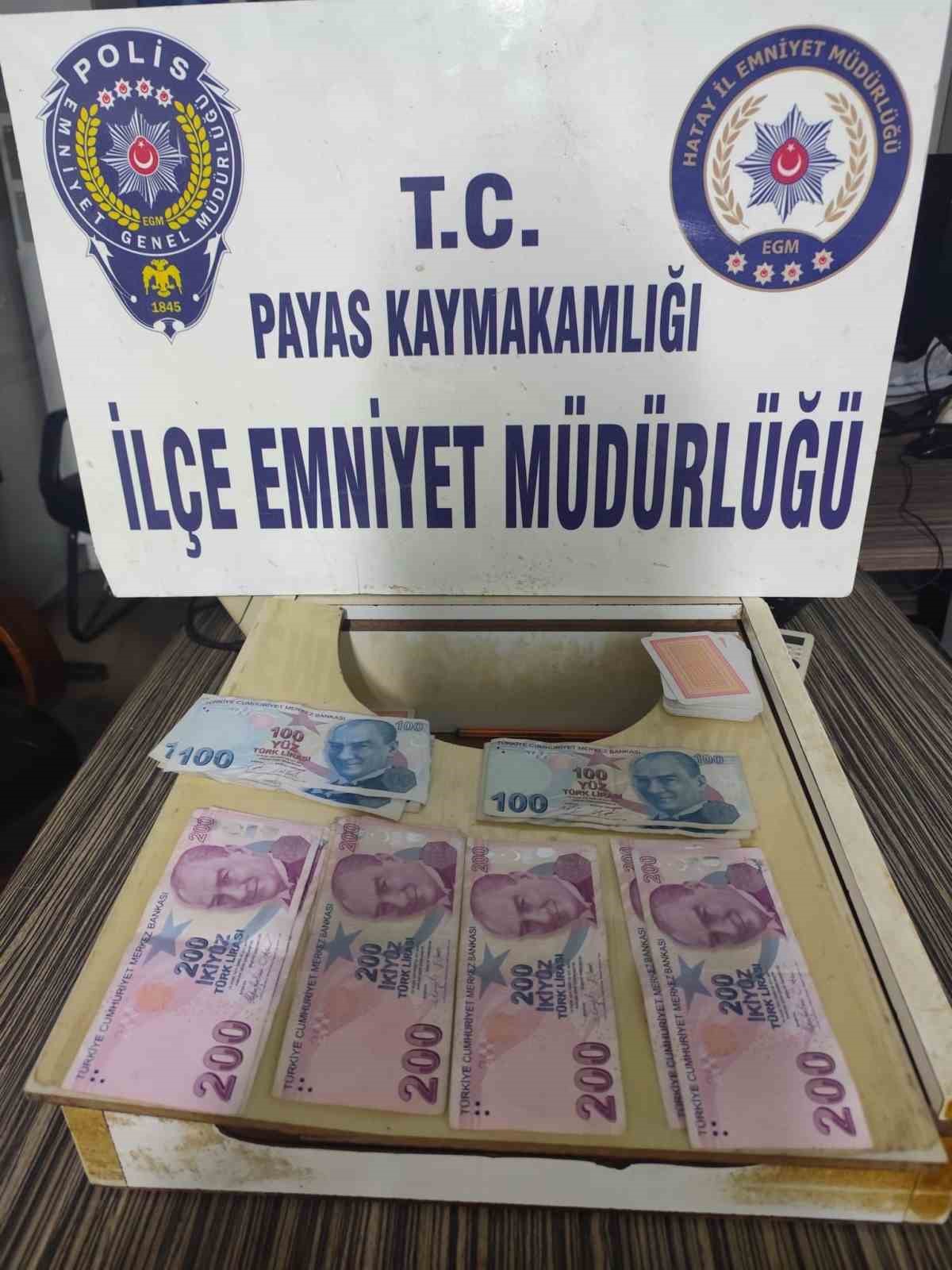 Hatay’da kumar baskını: Para, iskambil kâğıdı ve oyun makinesi ele geçirildi
