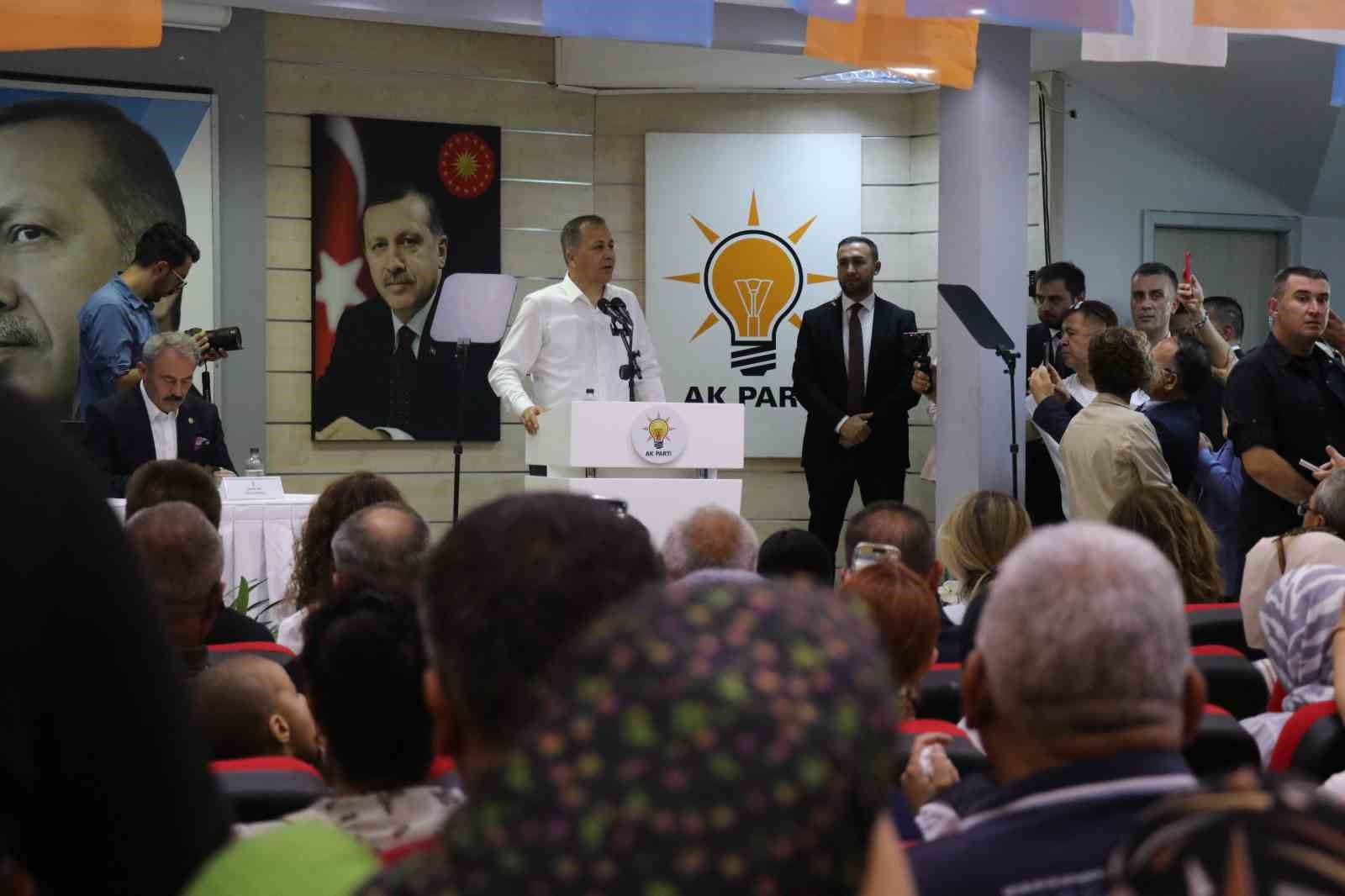 Bakan Yerlikaya: "Ter&ouml;rs&uuml;z T&uuml;rkiye i&ccedil;in yorulmadan y&uuml;r&uuml;yeceğiz"
