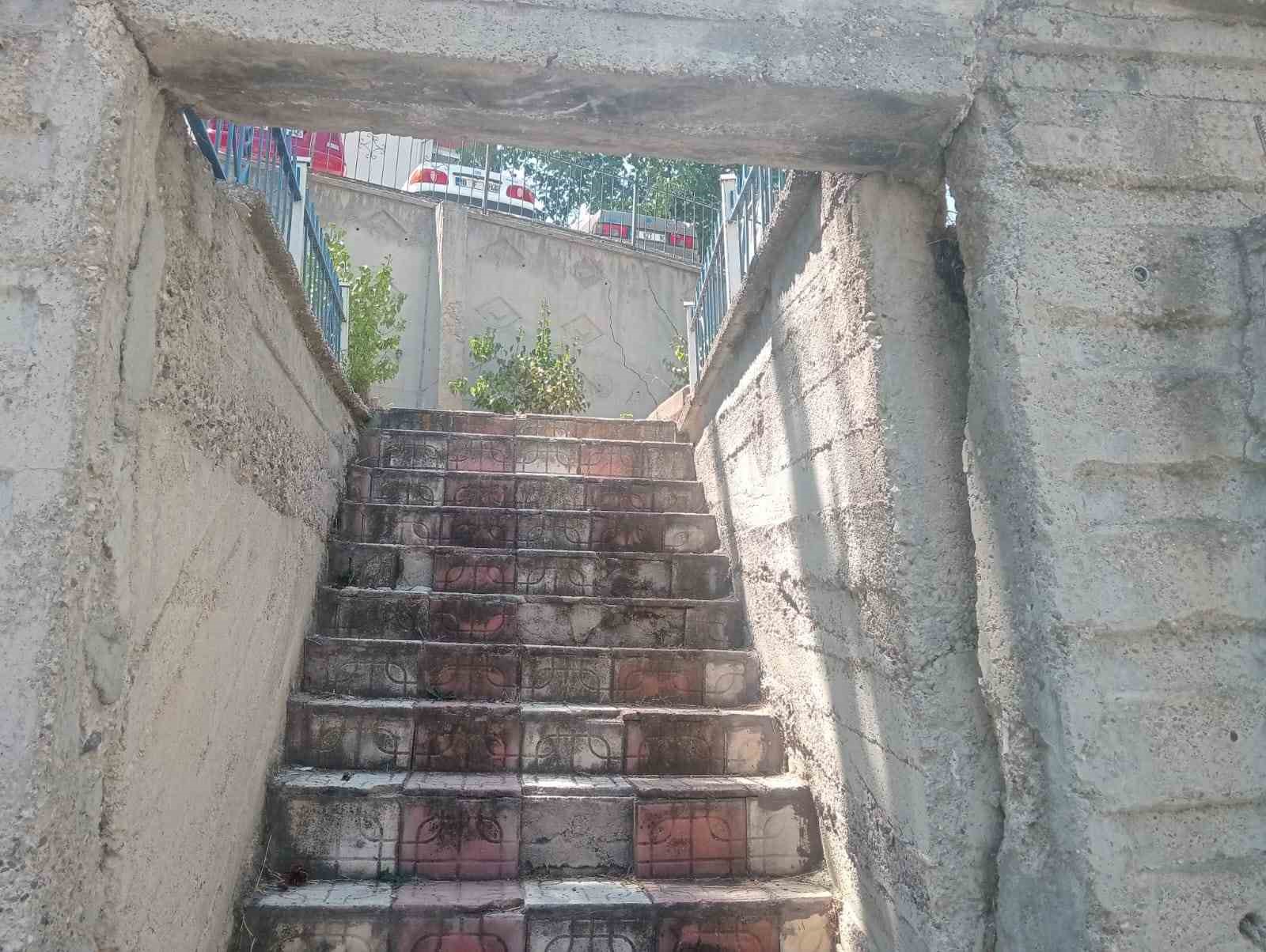 Yıkım emri çıkan bina sakinleri diğer blokların da yıkılmasını istiyor