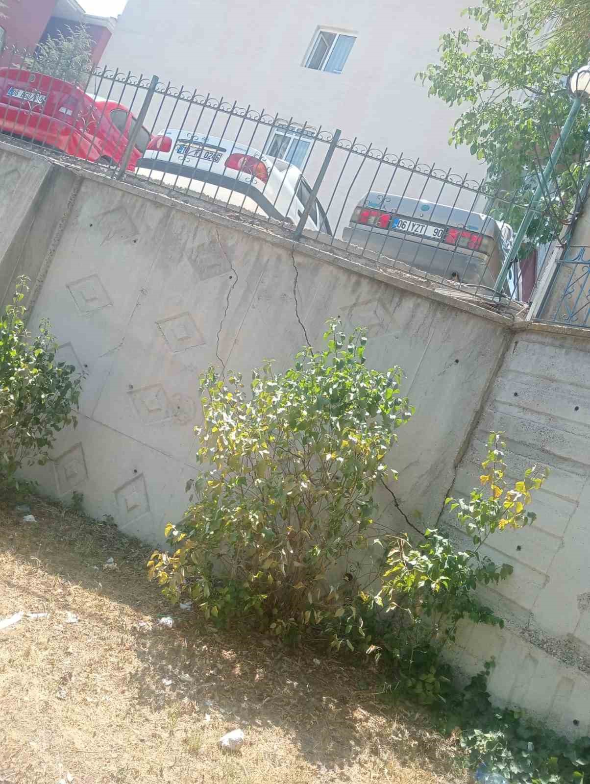 Yıkım emri &ccedil;ıkan bina sakinleri diğer blokların da yıkılmasını istiyor
