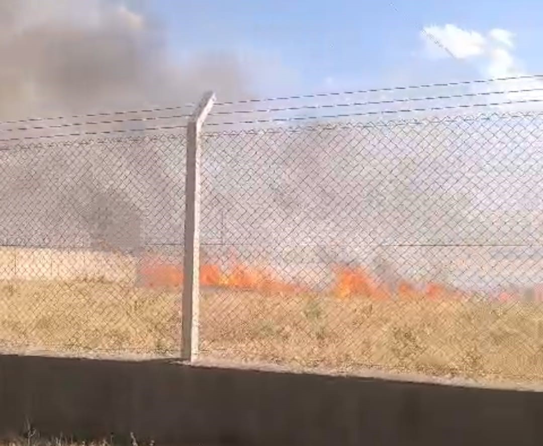 Havalimanı &ccedil;evresindeki yangını ARFF ekipleri s&ouml;nd&uuml;rd&uuml;
