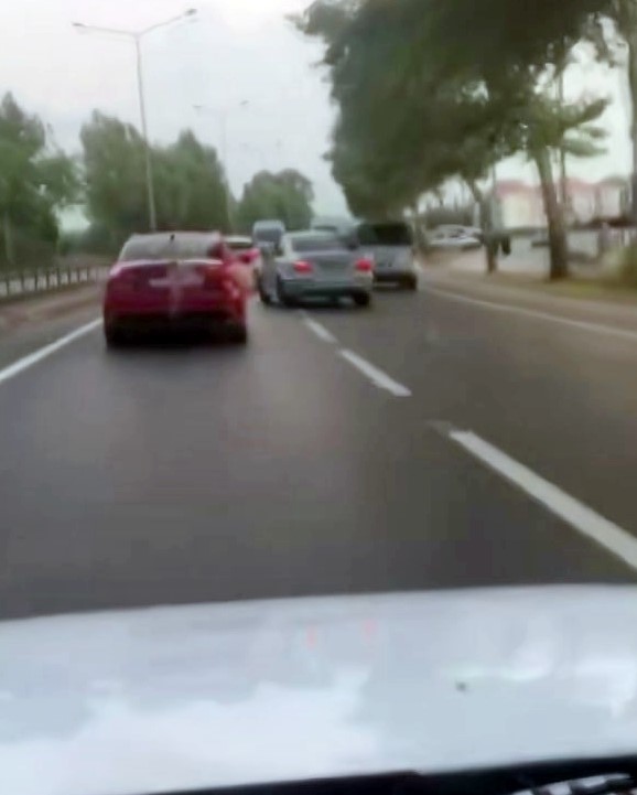 D&uuml;ğ&uuml;n konvoyunda attığı makas pahalıya mal oldu
