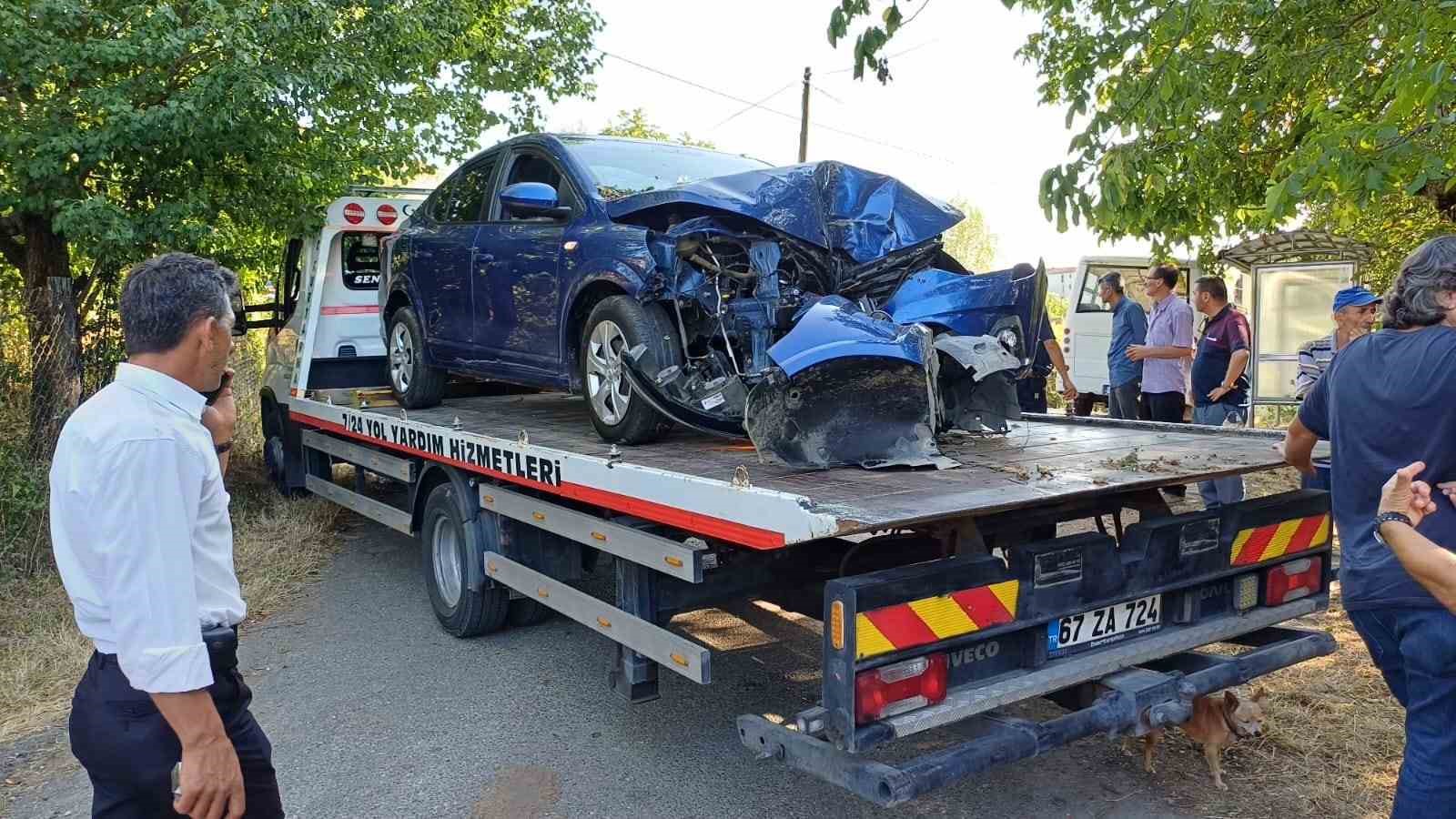 Zonguldak’ta direksiyon hakimiyetini kaybeden otomobil ağaca çarptı