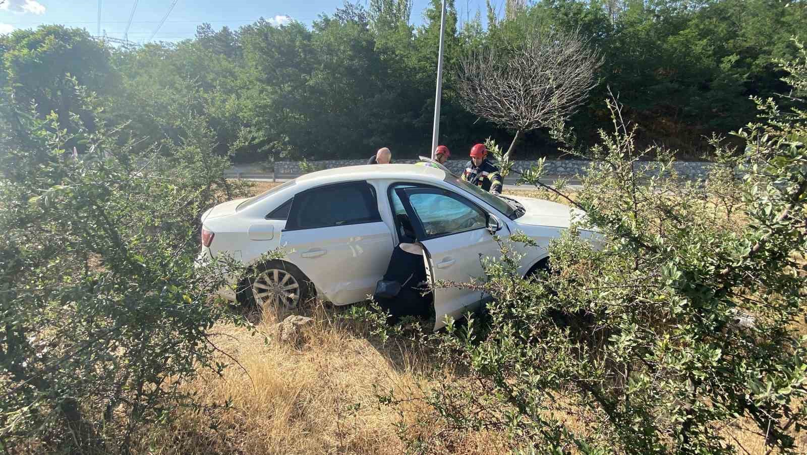 Çorum’da otomobil yol kenarındaki bordür taşlara çarptı: 2 yaralı