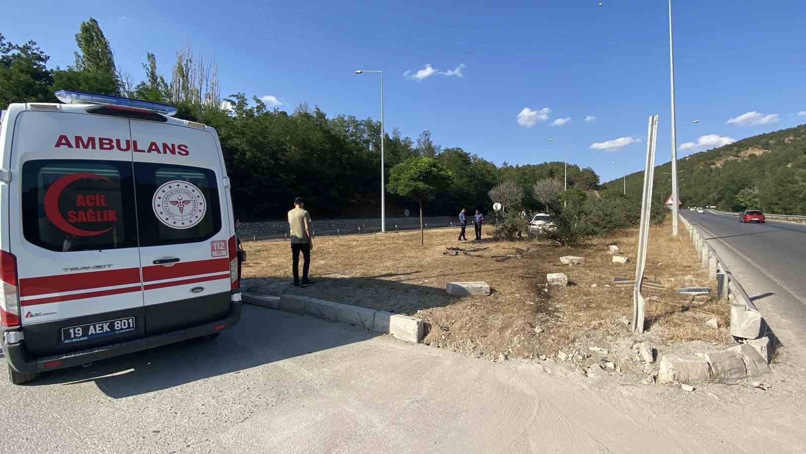 &Ccedil;orum&rsquo;da otomobil yol kenarındaki bord&uuml;r taşlara &ccedil;arptı: 2 yaralı
