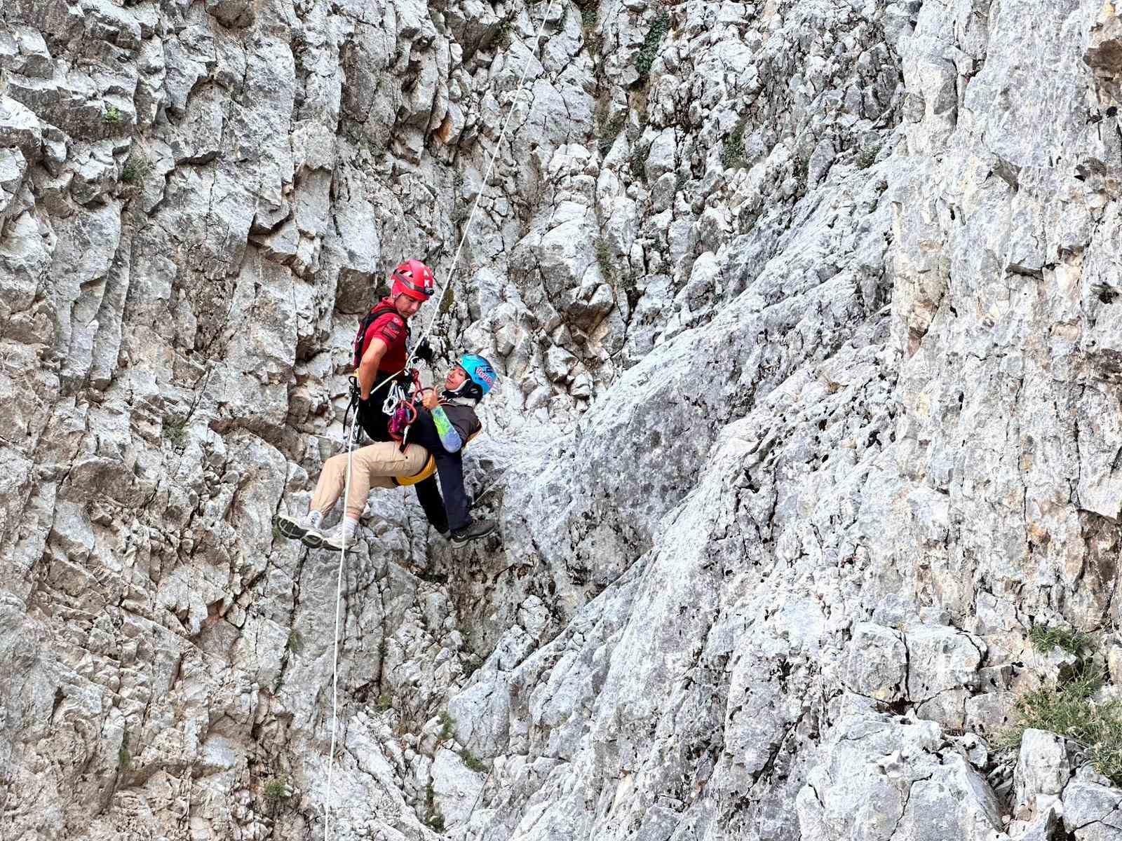 Fethiye’de kayalık alana sert inen paraşütçü ve yolcusu kurtarıldı
