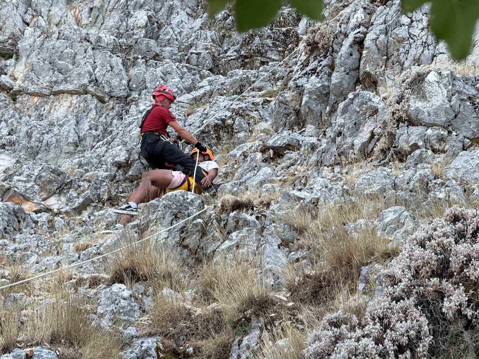 Fethiye&rsquo;de kayalık alana sert inen paraş&uuml;t&ccedil;&uuml; ve yolcusu kurtarıldı
