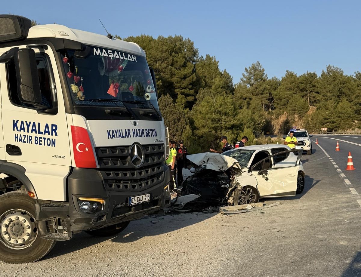 Antalya’da otomobil ile beton mikseri çarpıştı: 1 ölü, 2 yaralı