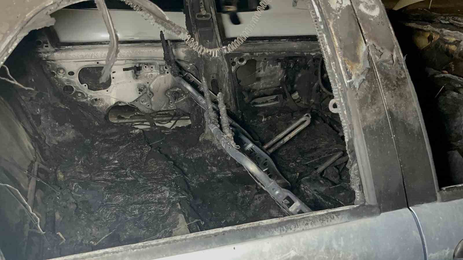 Park halindeyken yanmaya başlayan otomobil için mahalleli seferber oldu