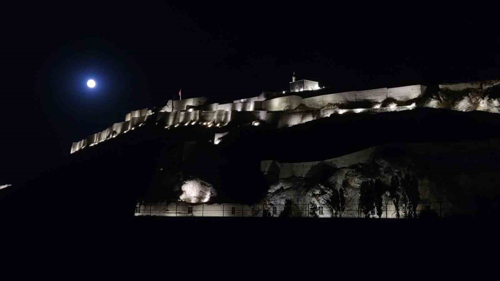 Dolunay, Van Kalesi&rsquo;yle buluştu
