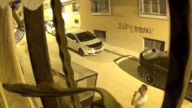 Hırsızlık yapmaya kalkıştı, alarmın çalmasıyla böyle kaçtı