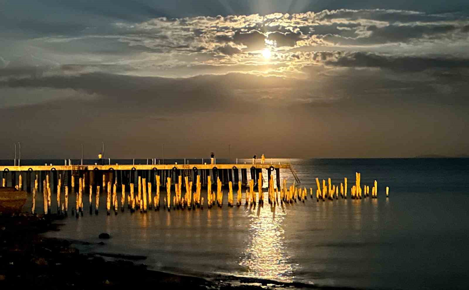 G&ouml;ky&uuml;z&uuml;nde dolunay, Van G&ouml;l&uuml;&rsquo;nde yakamoz
