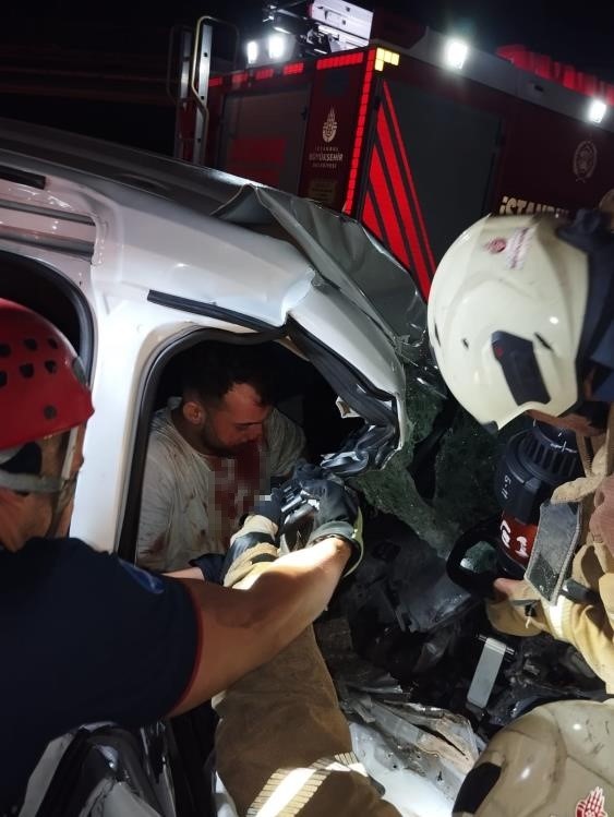 Bayrampaşa’da alkollü sürücünün kullandığı araç kamyonete çarptı: 3 yaralı