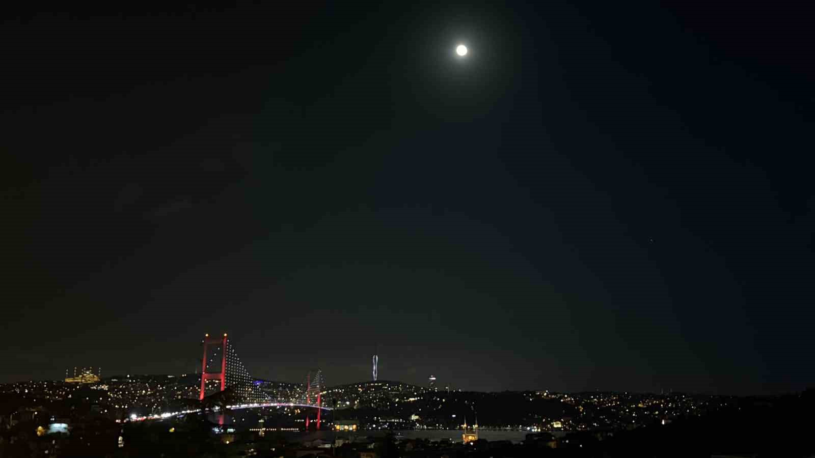 İstanbul’da dolunay manzarası
