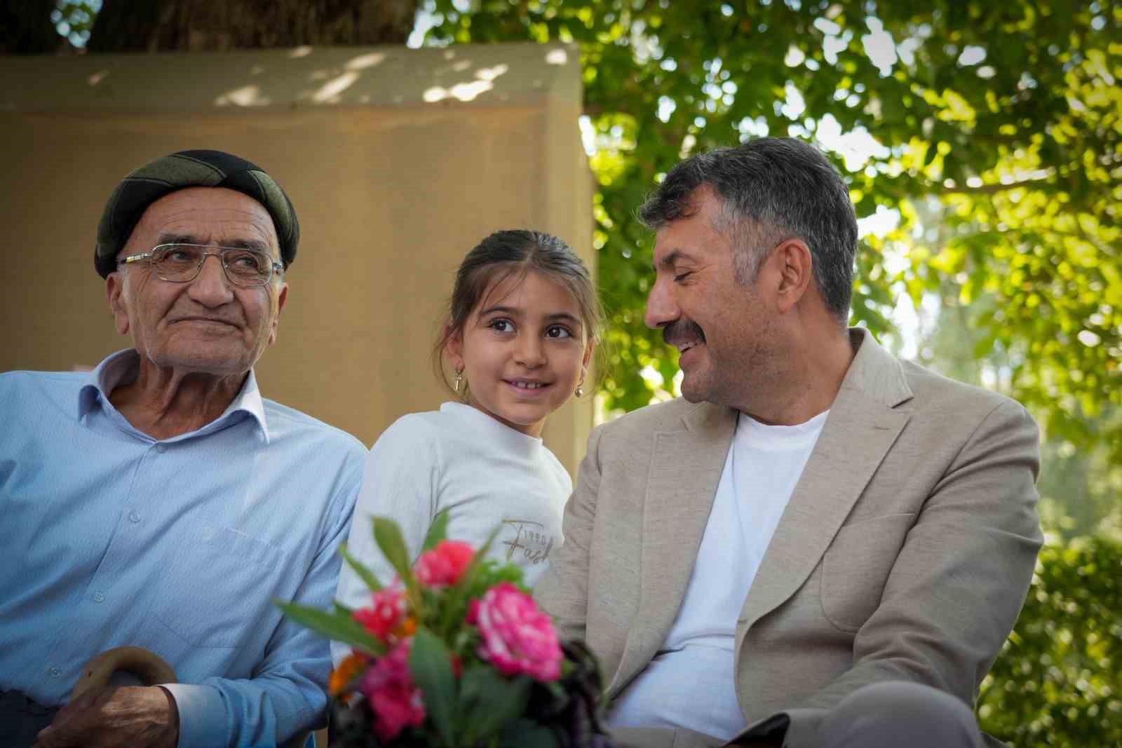 Vali &Ccedil;elik, Şemdinli&rsquo;de şehit ailelerini ziyaret etti
