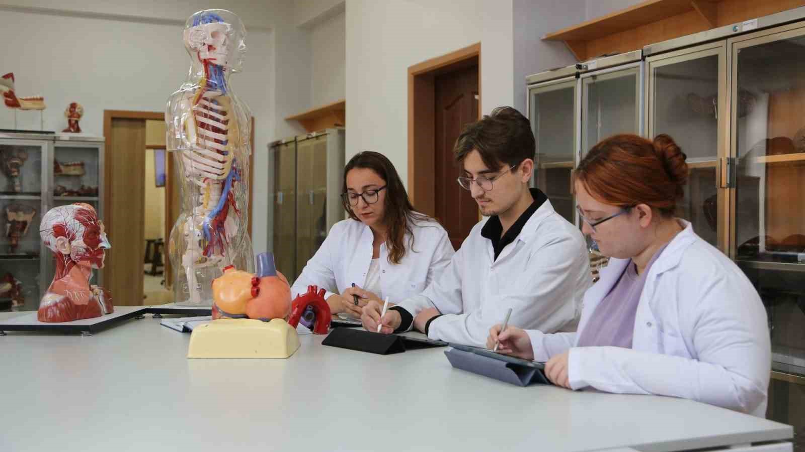 KBÜ tıp alanında yükselmeyi sürdürüyor
