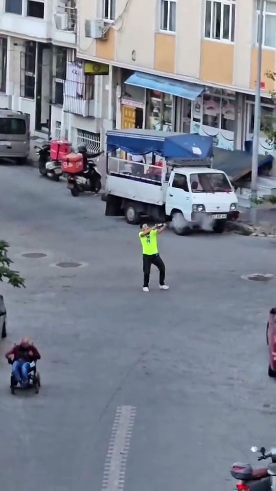 Husumetlilerin oturduğu kıraathaneye pompalı tüfekle ateş açtı: O anlar kamerada