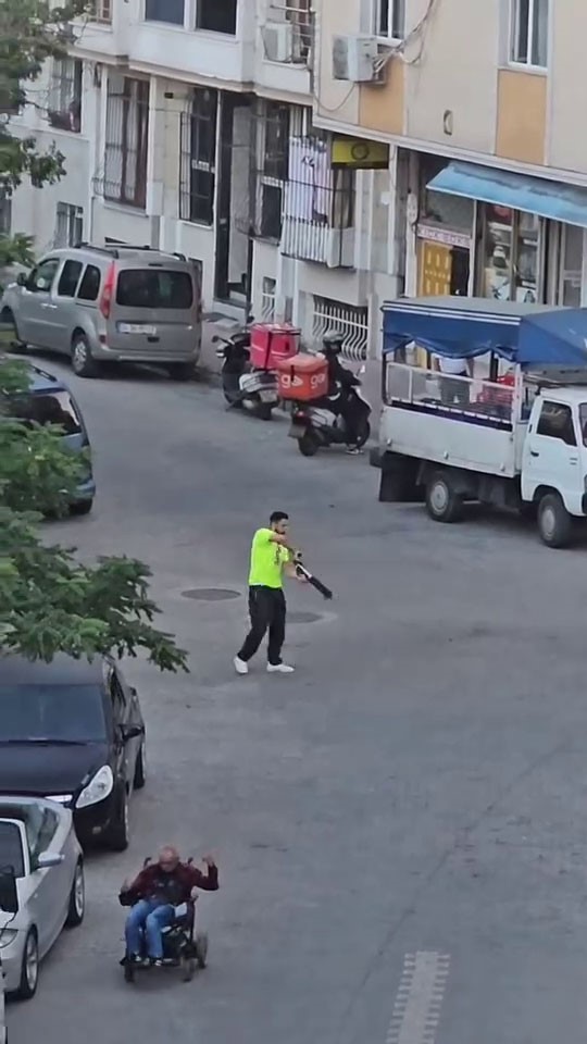 Husumetlilerin oturduğu kıraathaneye pompalı t&uuml;fekle ateş a&ccedil;tı: O anlar kamerada
