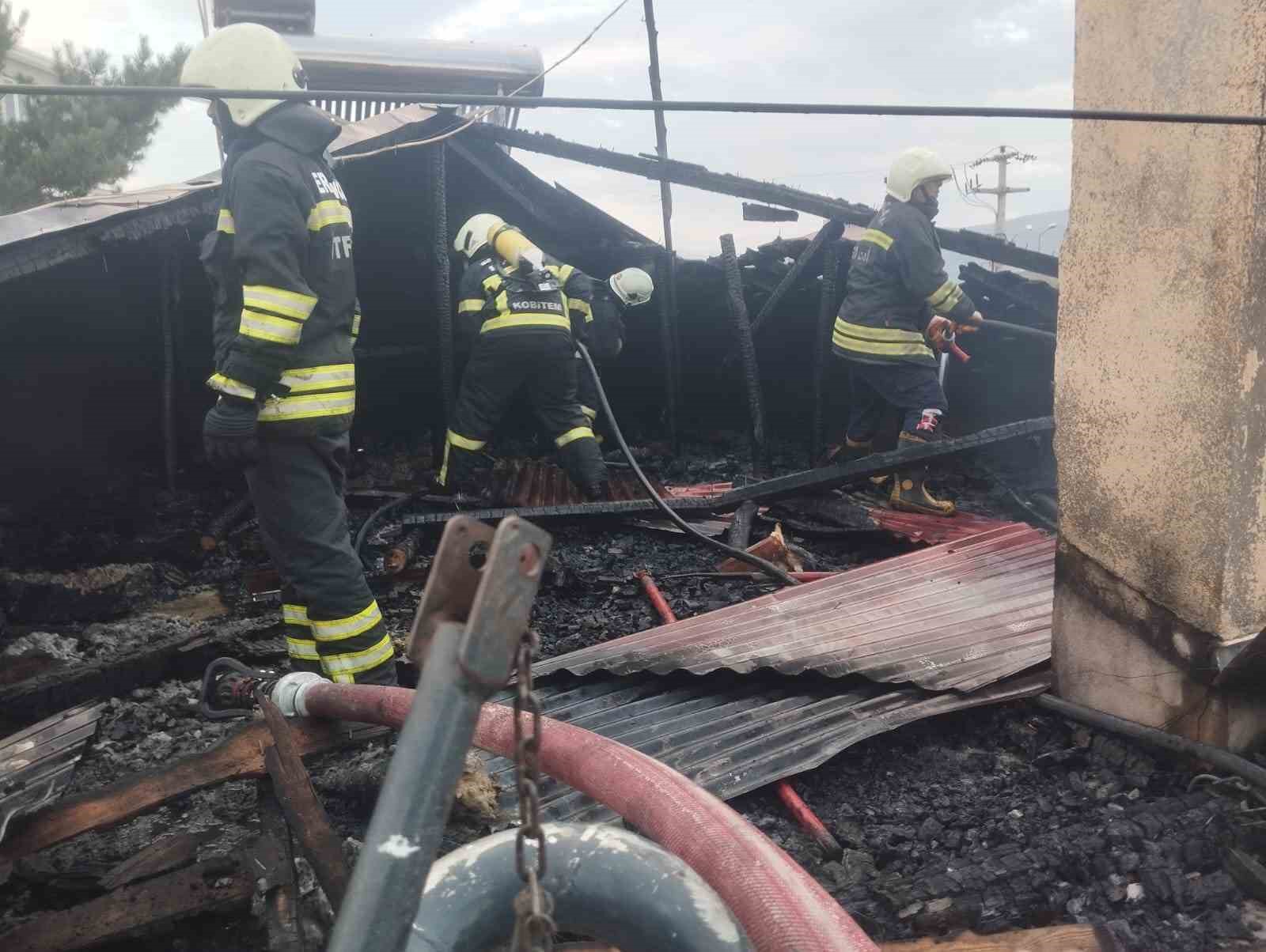 Erzincan’da iki katlı evin çatısı yandı