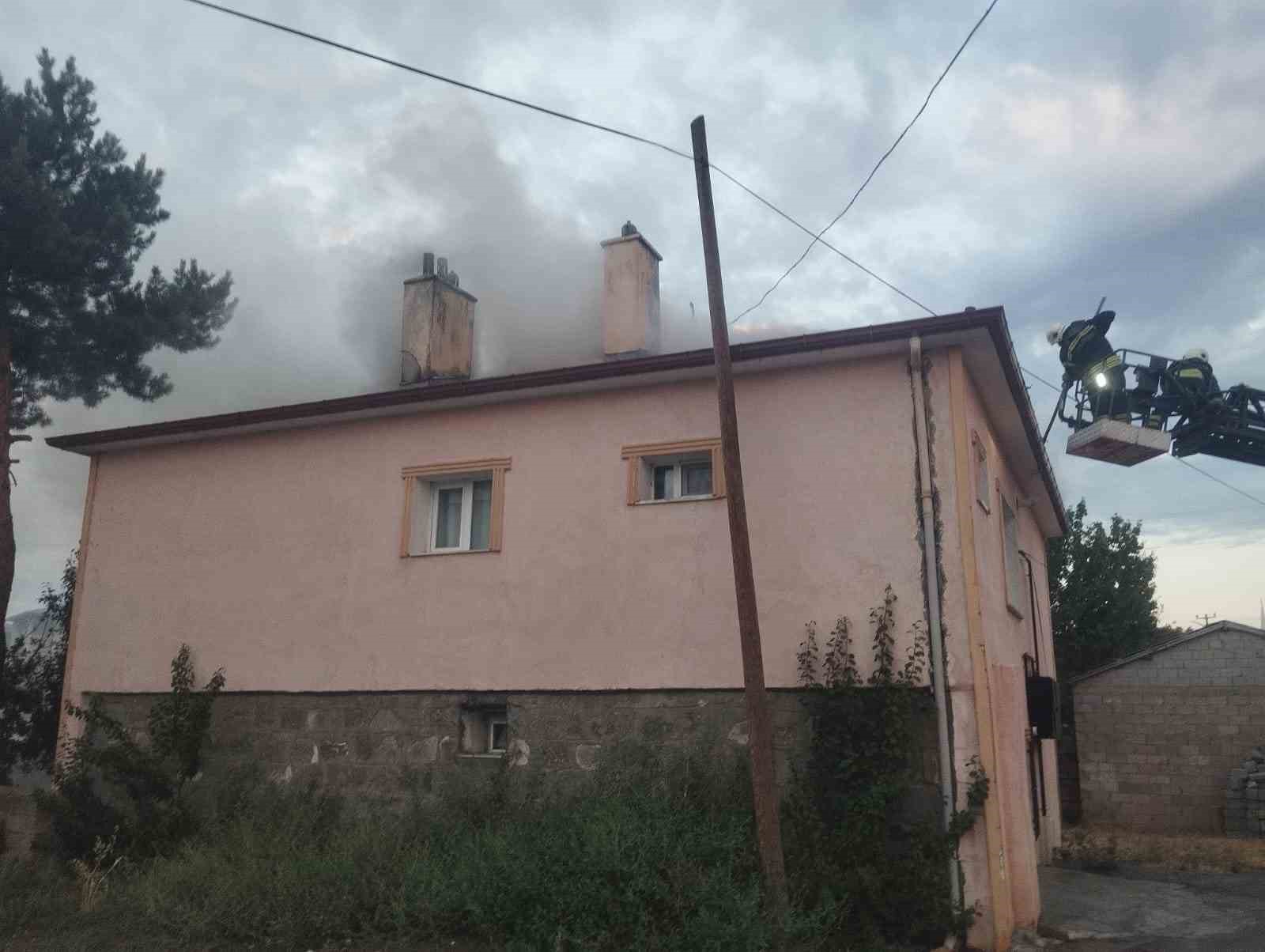 Erzincan&rsquo;da iki katlı evin &ccedil;atısı yandı
