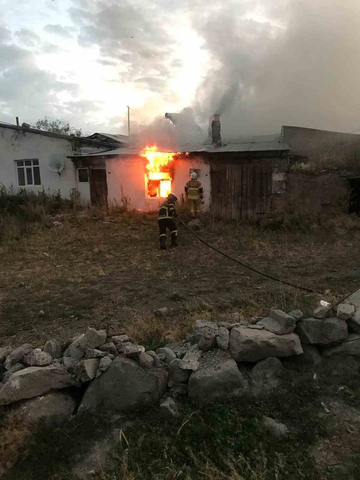 Kars’ta ev yangını kısa sürede söndürüldü