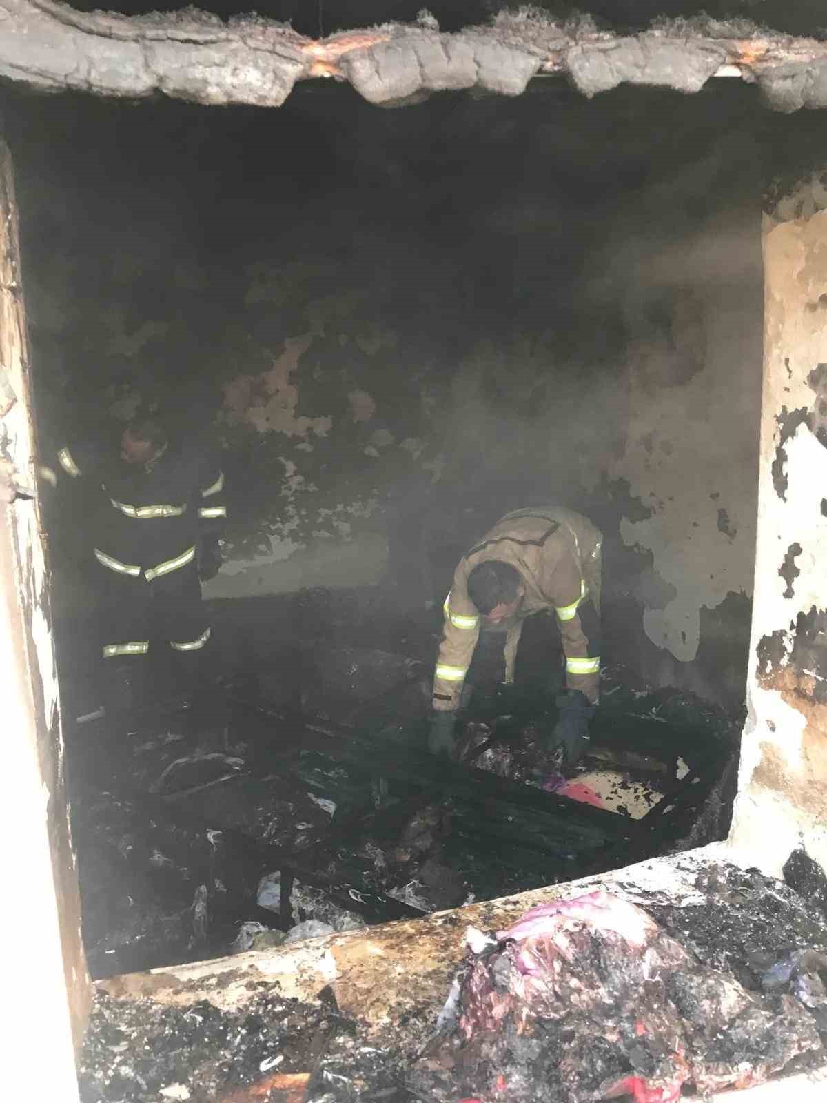 Kars&rsquo;ta ev yangını kısa s&uuml;rede s&ouml;nd&uuml;r&uuml;ld&uuml;
