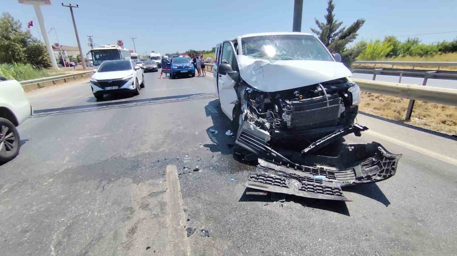 Tur aracı tur otobüsüne arkadan çarptı: 5’i Hollandalı 6 yaralı