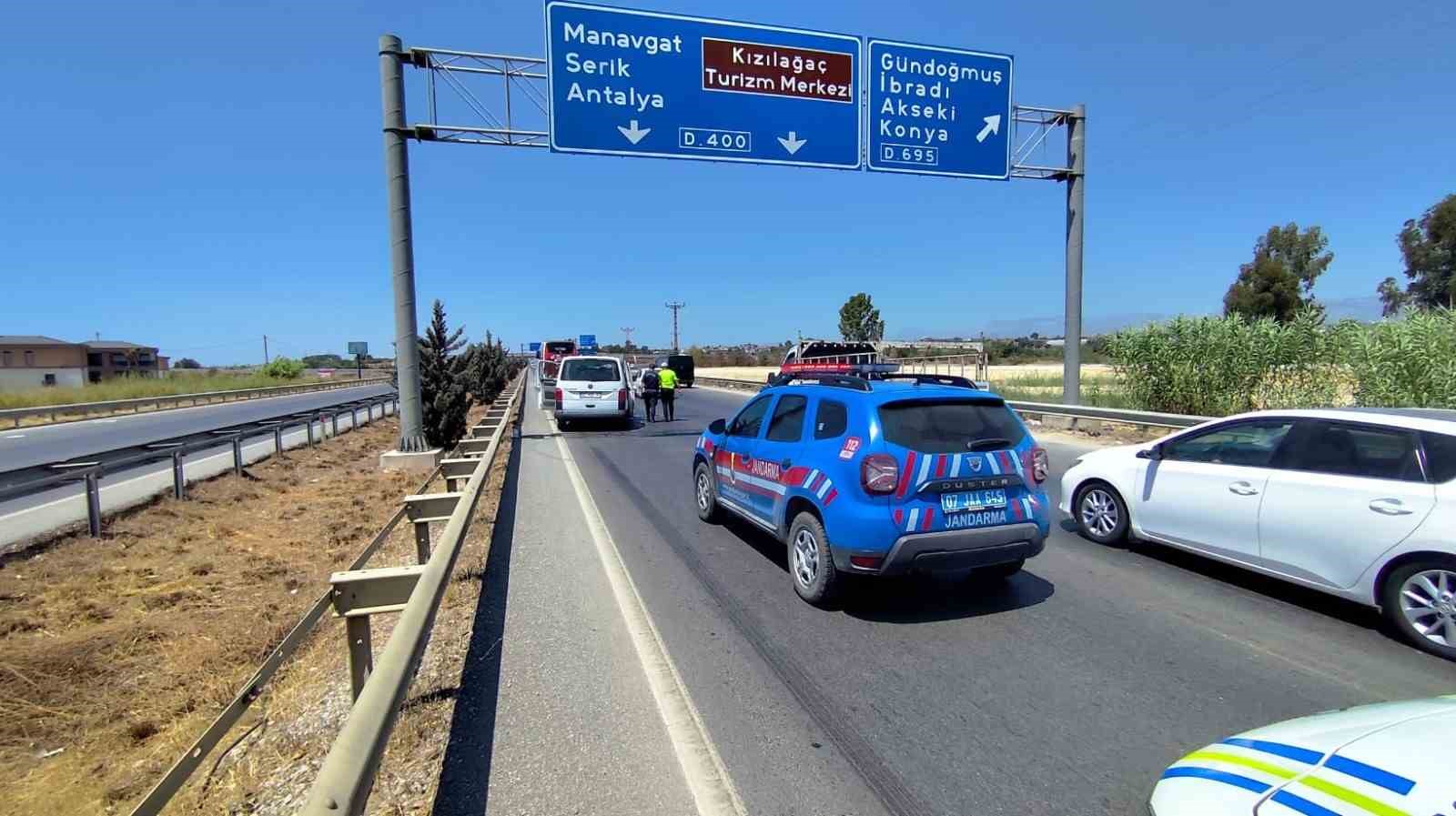 Tur aracı tur otob&uuml;s&uuml;ne arkadan &ccedil;arptı: 5&rsquo;i Hollandalı 6 yaralı
