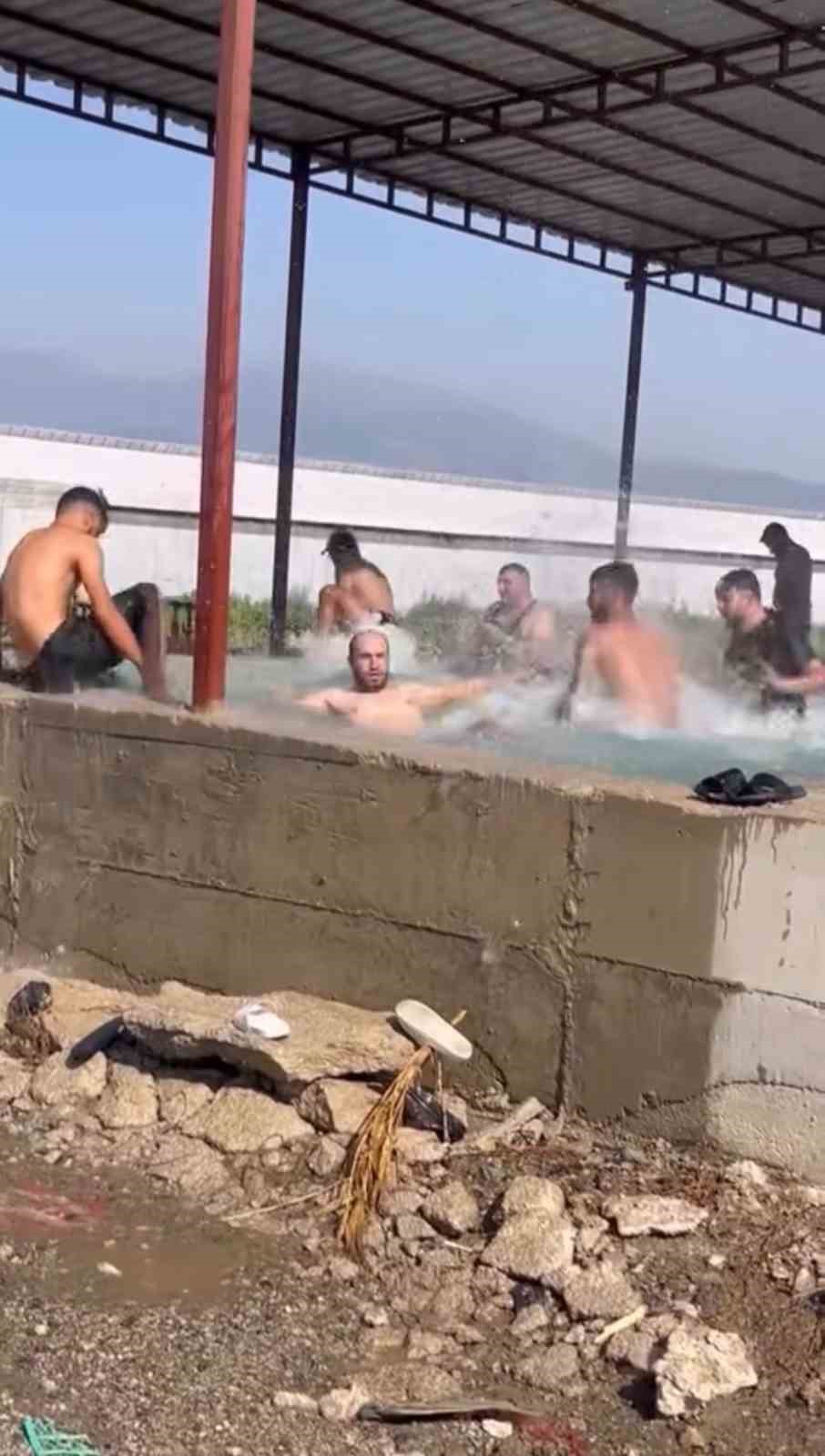 Kavurucu sıcaktan bunalan tarım iş&ccedil;ileri maydanoz havuzunda serinledi
